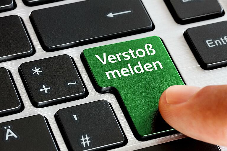 Verstoss-Hinweis-Meldung-Betrug-Straftat-Tastatur-c-stockpics-AdobeStock_75943487