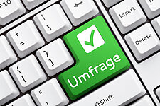 Tastatur mit dem Wort "Umfrage" auf der Enter-Taste.